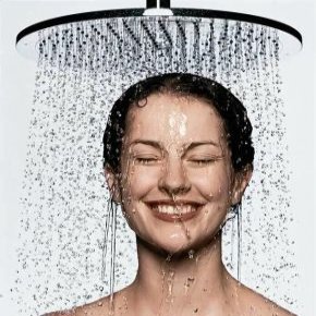 چگونه از موهای خود در برابر کلر استخر محافظت کنیم